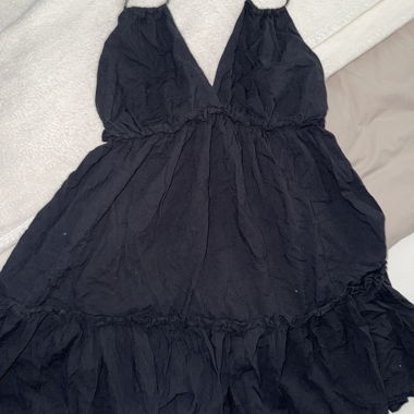 Robe noire à bretelles