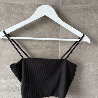 Schwarzes Crop Top mit Trägern