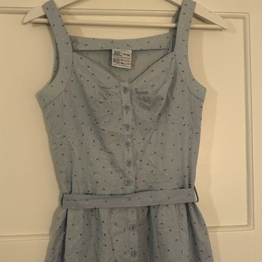Robe ceinturée en coton bleu chic