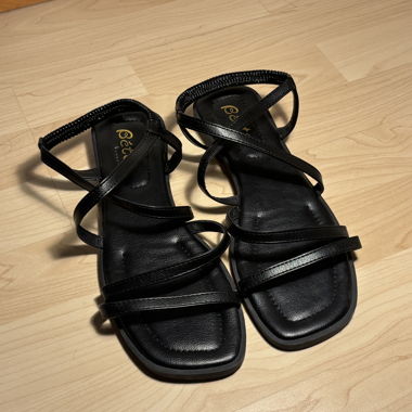 Schwarze Riemensandalen