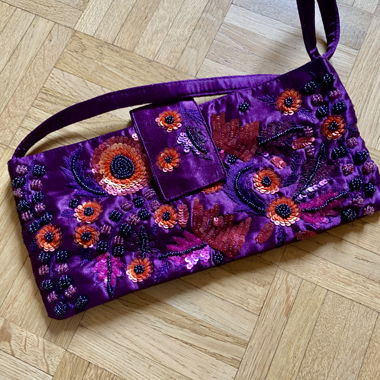 Violette Satin-Tasche mit bestickten Perlen