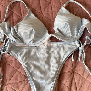 Set bikini azzurro chiaro a coste