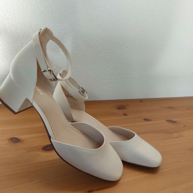 Cream-coloured pumps