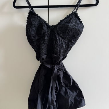 Robe de soirée noire en dentelle avec cordon