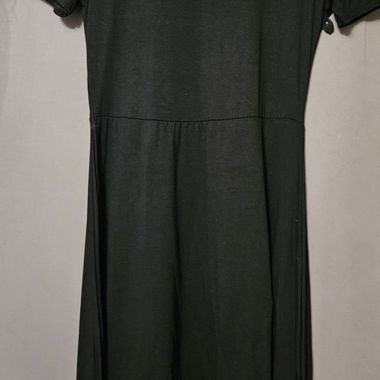 Robe noire à manches courtes
