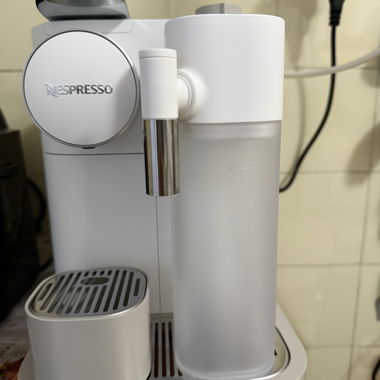 Machine à café Nespresso avec mousseur à lait