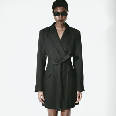 Robe blazer courte en matière tissée.