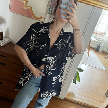 Super coole 90er-Bluse mit Blumenmuster