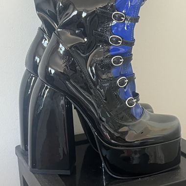 Bottes plateformes vernies noir et bleu