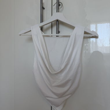 Top bianco con scollo a cascata