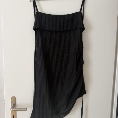 Robe noire plissée