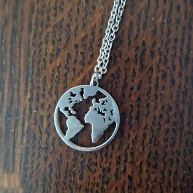 Collier avec globe terrestre
