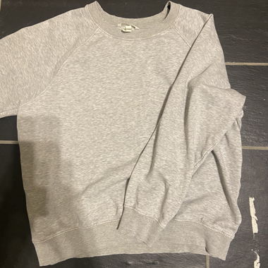 Grauer Sweatshirt-Pullover