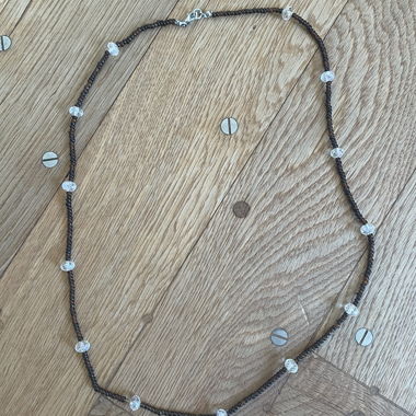 Collana con perline e cristalli