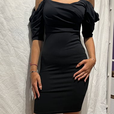 Vestito nero con spalle scese e a sbuffo