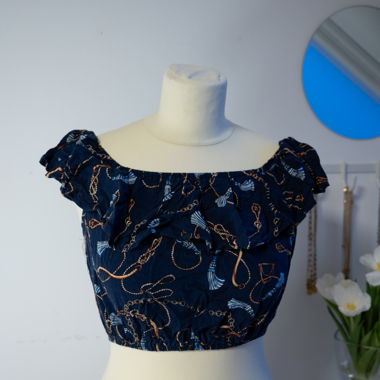 Short-cut Carmen top with pattern
