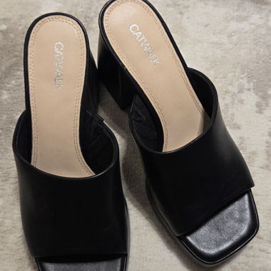 Schwarze Mules mit Blockabsatz