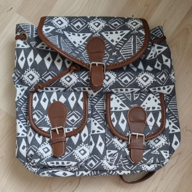 Zaino fantasia con più tasche