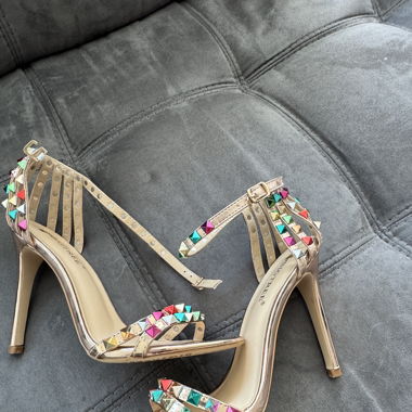Sandales dorées à talons 