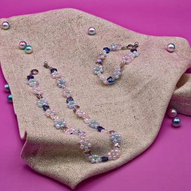 Collana di perline di fiori pastello e bracciale abbinato