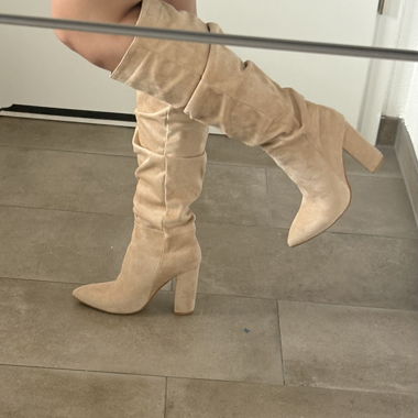 Beige hohe Stiefel mit Absatz
