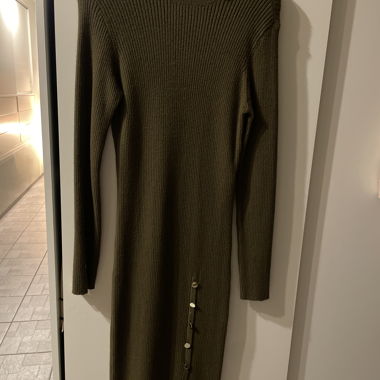Abito in maglia oliva con collo alto