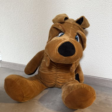 Grande peluche chien marron