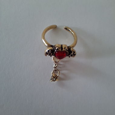 Anello con pietra rossa e catenellina