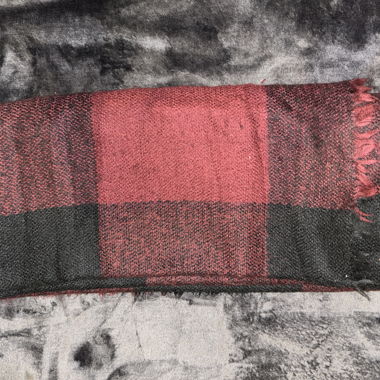 Grosser rot‑schwarzer Schal
