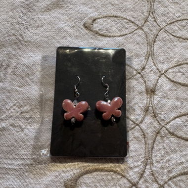 Handgemachte rosa Schmetterlingsohrringe
