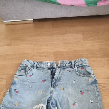 Shorts in jeans con motivo a ciliegie