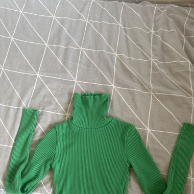 Maglietta verde a collo alto 