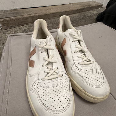 Veja Weisse Ledersneaker