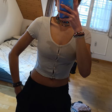 Shirt babyblau mit Knöpfli 
