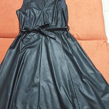 Robe en similicuir noire avec ceinture et boucles d'oreilles
