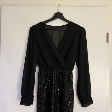 Schwarzes Pailletten-Kleid