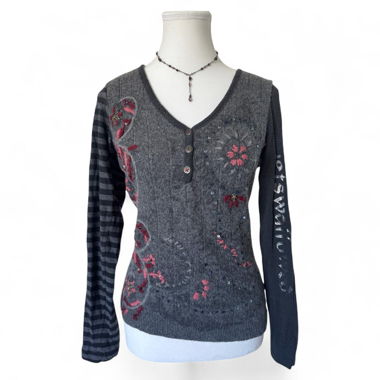 Vintage Embroidered Y2K Long Sleeve Top (S)
