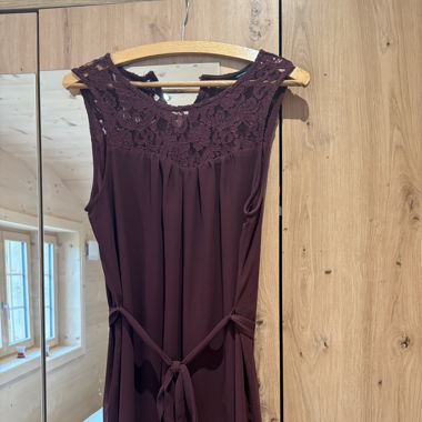 Robe de couleur bordeaux avec dentelle