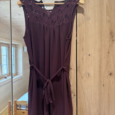 Abito color bordeaux con pizzo