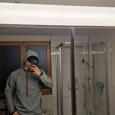 Giacca da corsa Nike grigia con cappuccio