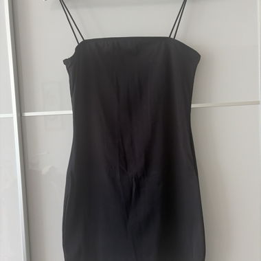 Abito nero con spalline sottili