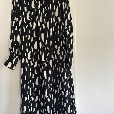Robe noire à motifs