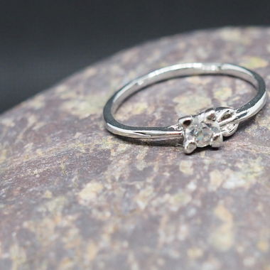 Hübscher Ring mit Stein Grösse 60