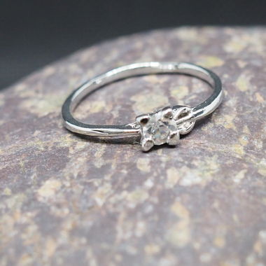 Hübscher Ring mit Stein Grösse 60
