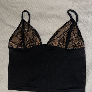 top piccolo con pizzo sul seno