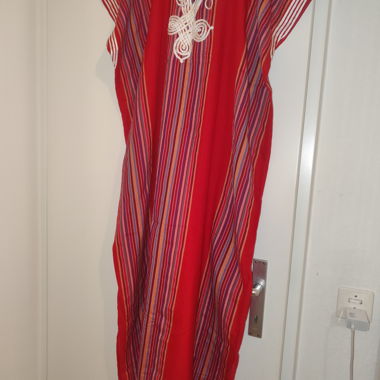 Rotes Kaftan-Kleid mit Stickerei