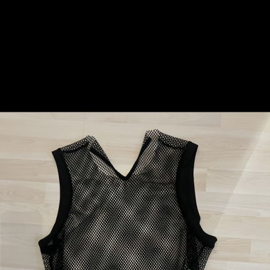 Crop top noir avec haut bas résille 