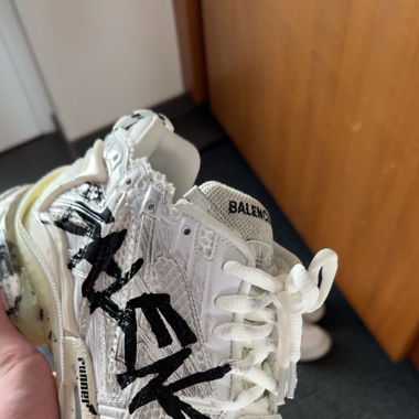 Balenciaga Runner Graffiti white