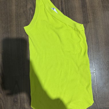 Neon gelbes One-Shoulder-Top