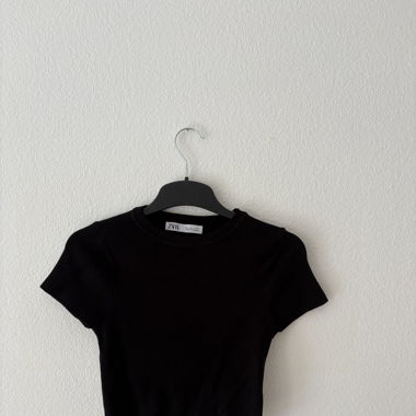 Schwarzes Top